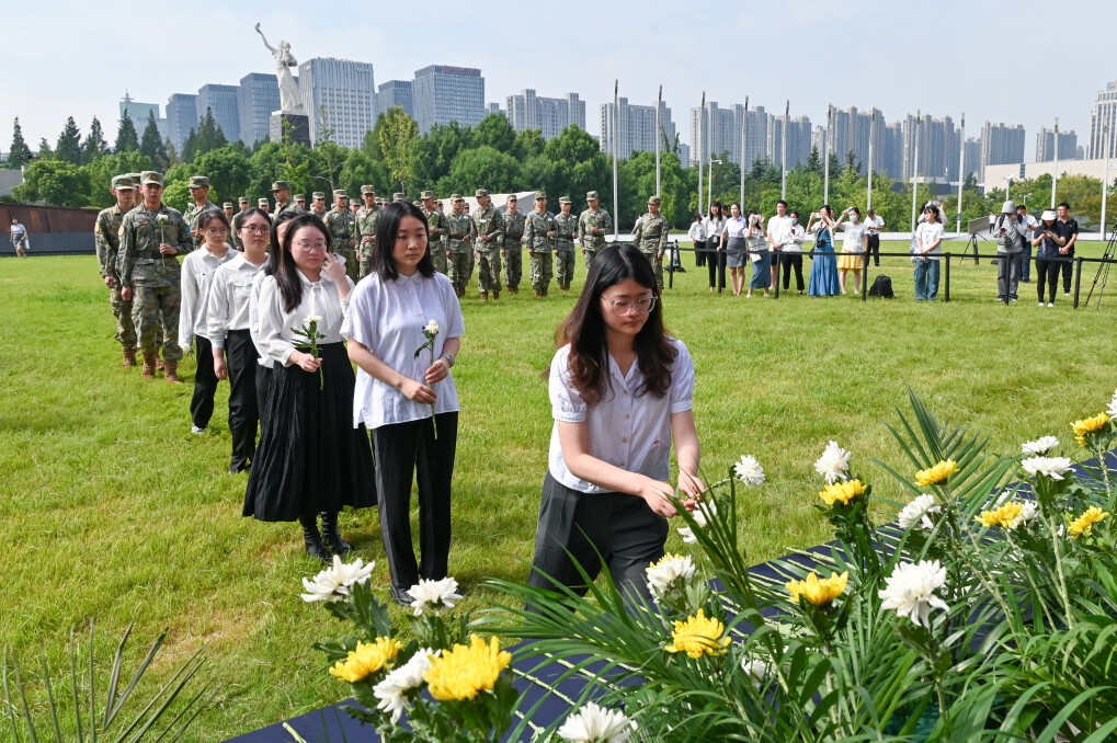 2023年9月3日,各界代表在侵华日军南京大屠杀遇难同胞纪念馆的中国人民抗日战争暨世界反法西斯战争胜利78周年纪念活动中敬献鲜花。 新华社记者李博 摄